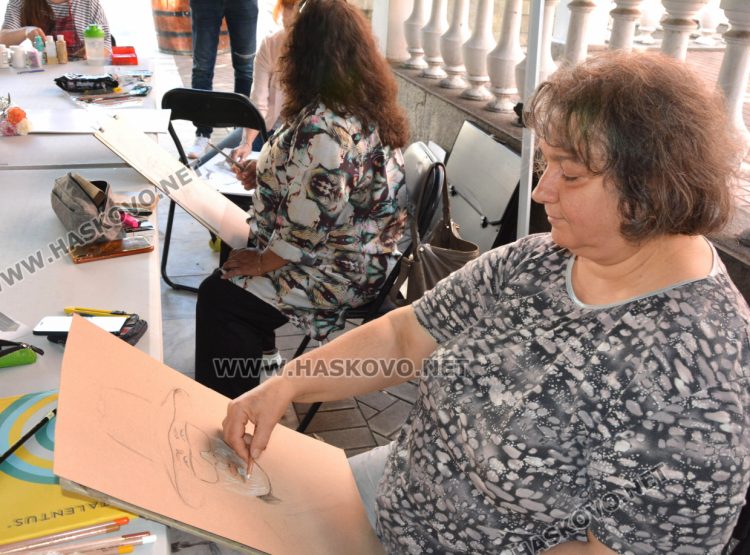 Утвърдени и млади художници заедно рисуват портрети на пленер в центъра на Хасково