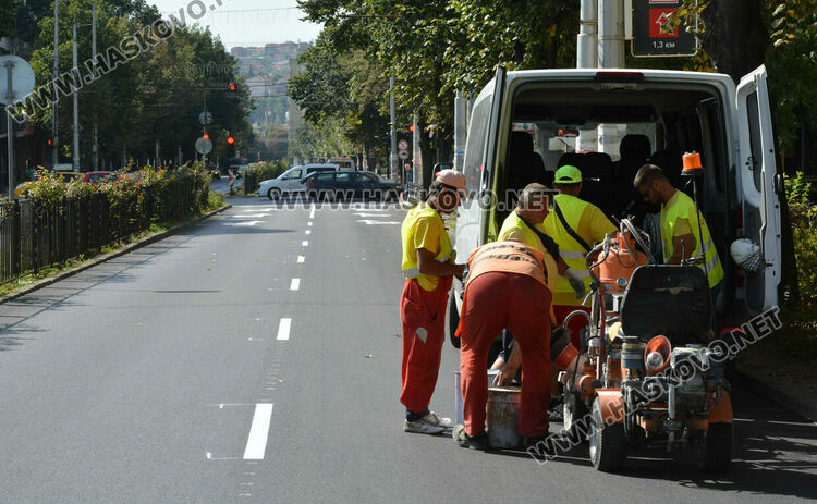 Отново затвориха „Раковски“ за полагане на маркировка, но в платното към центъра