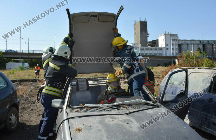 Пожарникари демонстрираха спасяване на пострадал при катастрофа, осигуриха им психолог