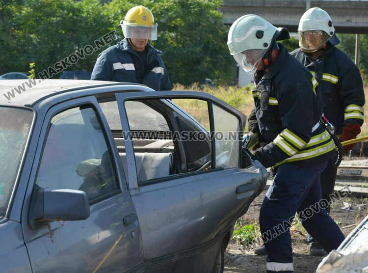Пожарникари демонстрираха спасяване на пострадал при катастрофа, осигуриха им психолог