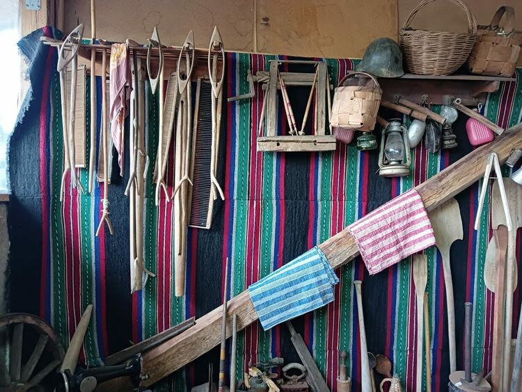 До ракиения казан Кольо Петров създава етнографска сбирка