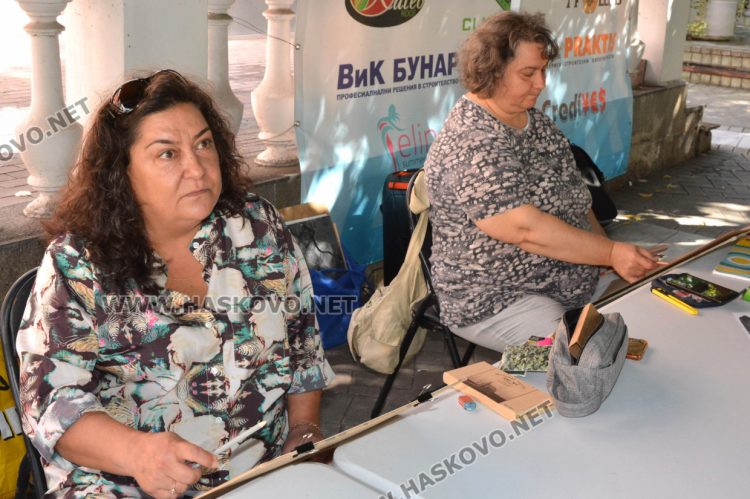 Утвърдени и млади художници заедно рисуват портрети на пленер в центъра на Хасково