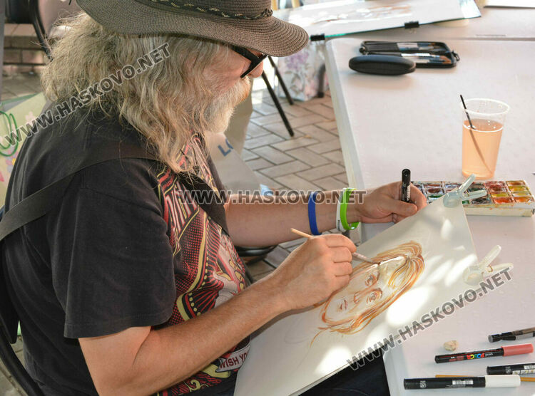 Утвърдени и млади художници заедно рисуват портрети на пленер в центъра на Хасково