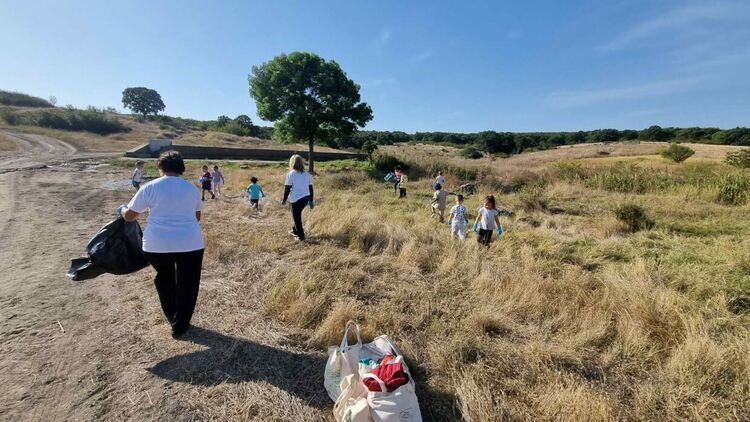 Деца, родители и екоактивисти събраха над 10 чувала с отпадъци