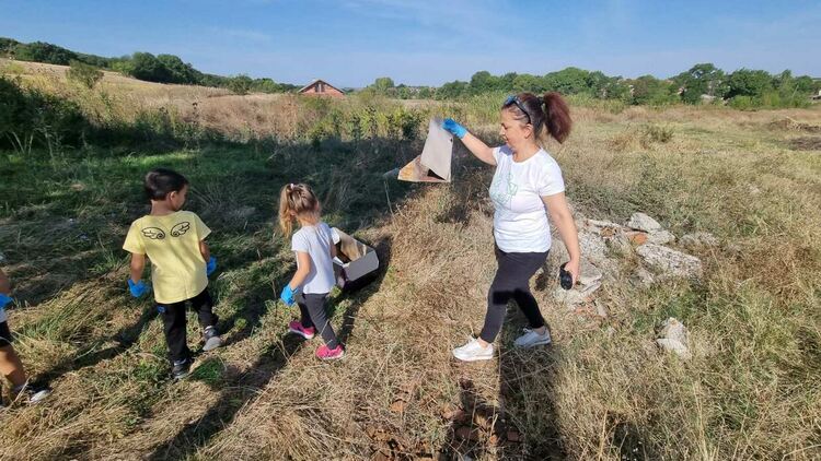 Деца, родители и екоактивисти събраха над 10 чувала с отпадъци