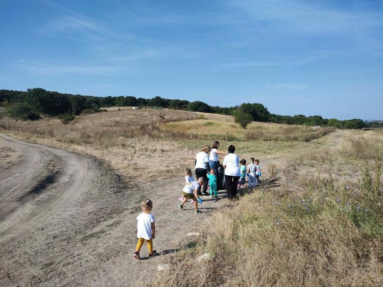 Деца, родители и екоактивисти събраха над 10 чувала с отпадъци