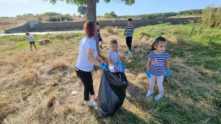 Деца, родители и екоактивисти събраха над 10 чувала с отпадъци