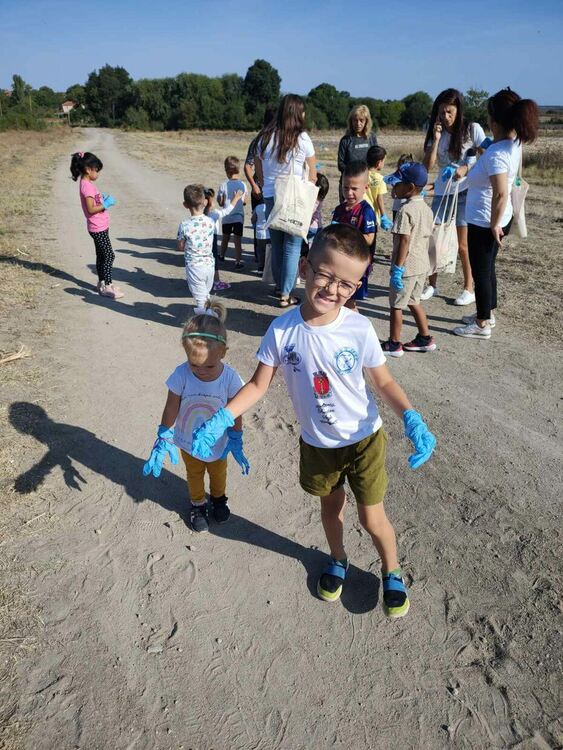 Деца, родители и екоактивисти събраха над 10 чувала с отпадъци