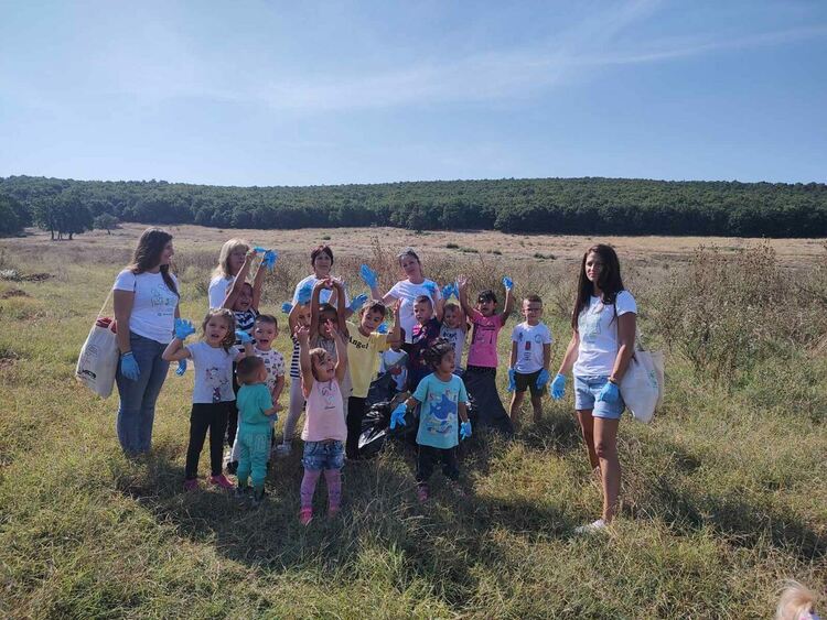 Деца, родители и екоактивисти събраха над 10 чувала с отпадъци