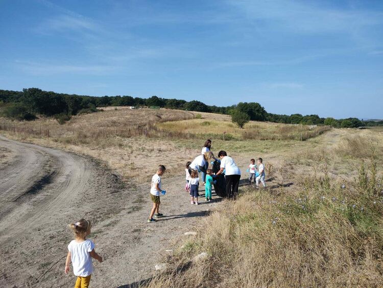 Деца, родители и екоактивисти събраха над 10 чувала с отпадъци