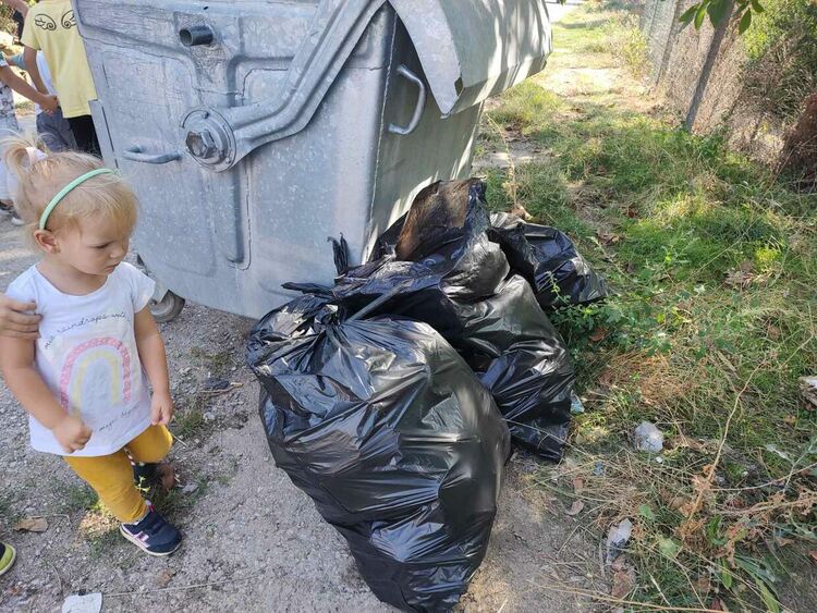 Деца, родители и екоактивисти събраха над 10 чувала с отпадъци