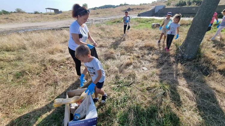 Деца, родители и екоактивисти събраха над 10 чувала с отпадъци