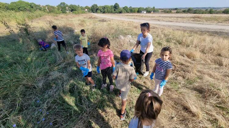 Деца, родители и екоактивисти събраха над 10 чувала с отпадъци