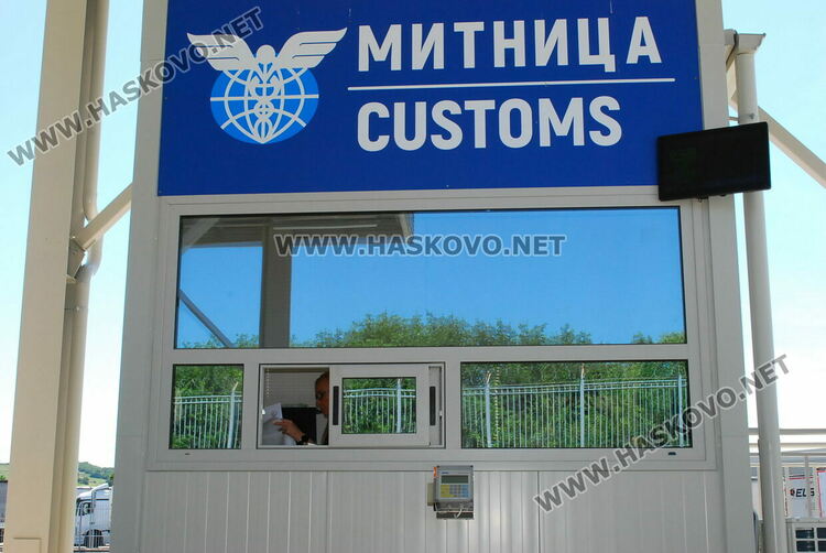 Извадиха от тайници на кола на азербайджанец контрабандни електронни наргилета