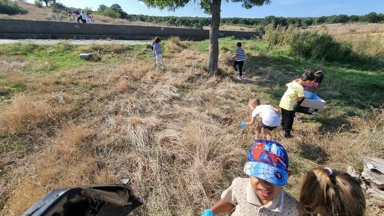 Деца, родители и екоактивисти събраха над 10 чувала с отпадъци