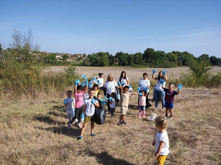 Деца, родители и екоактивисти събраха над 10 чувала с отпадъци