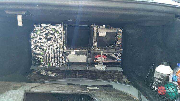 Извадиха от тайници на кола на азербайджанец контрабандни електронни наргилета