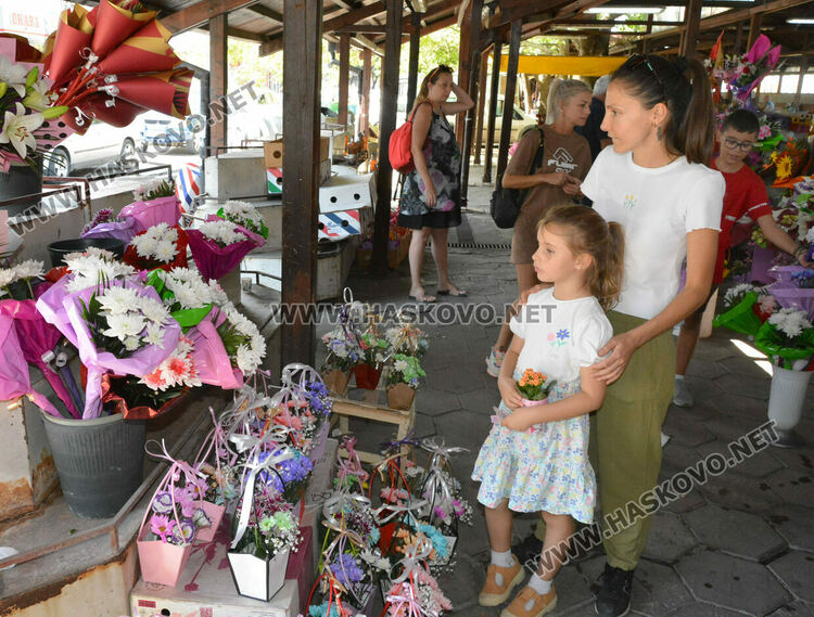 Слънчогледи, хризантеми и рози са най-предпочитани за първия учебен ден