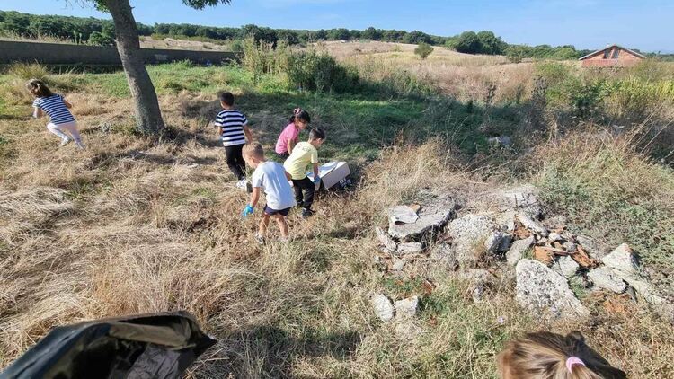Деца, родители и екоактивисти събраха над 10 чувала с отпадъци