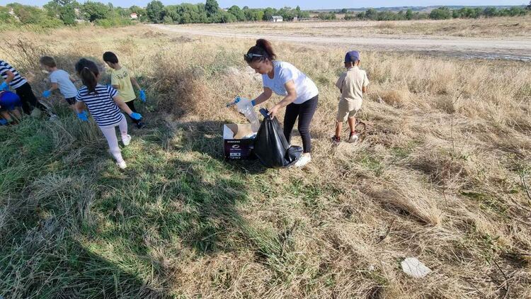 Деца, родители и екоактивисти събраха над 10 чувала с отпадъци