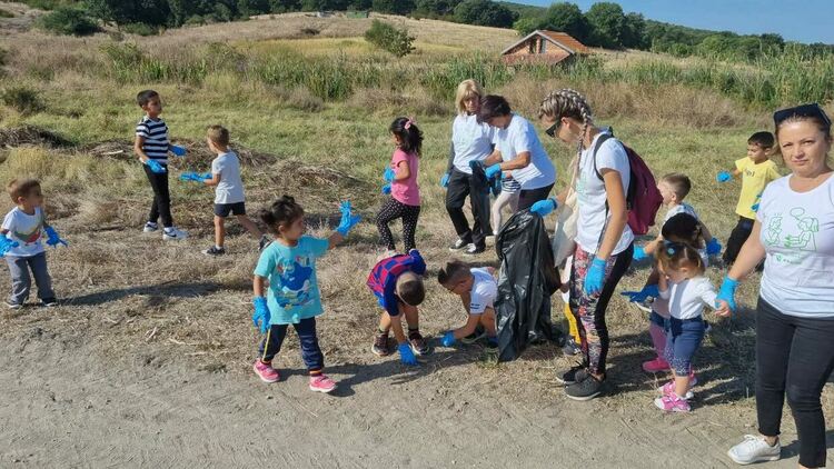 Деца, родители и екоактивисти събраха над 10 чувала с отпадъци