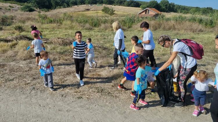 Деца, родители и екоактивисти събраха над 10 чувала с отпадъци