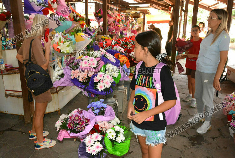 Слънчогледи, хризантеми и рози са най-предпочитани за първия учебен ден