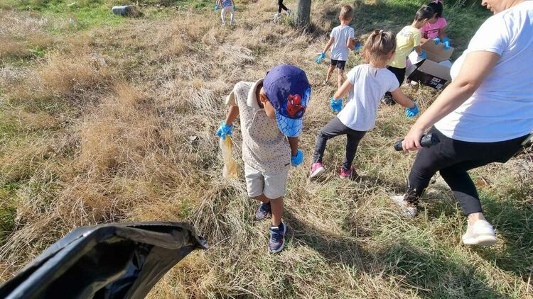 Деца, родители и екоактивисти събраха над 10 чувала с отпадъци