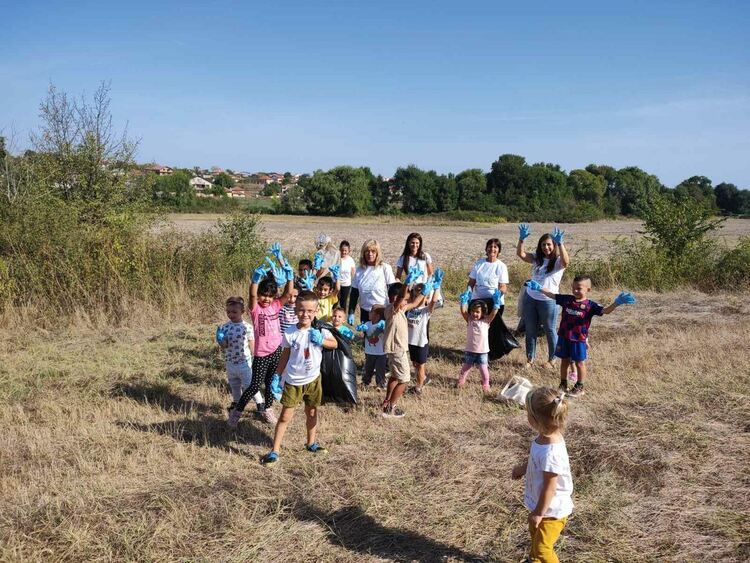 Деца, родители и екоактивисти събраха над 10 чувала с отпадъци