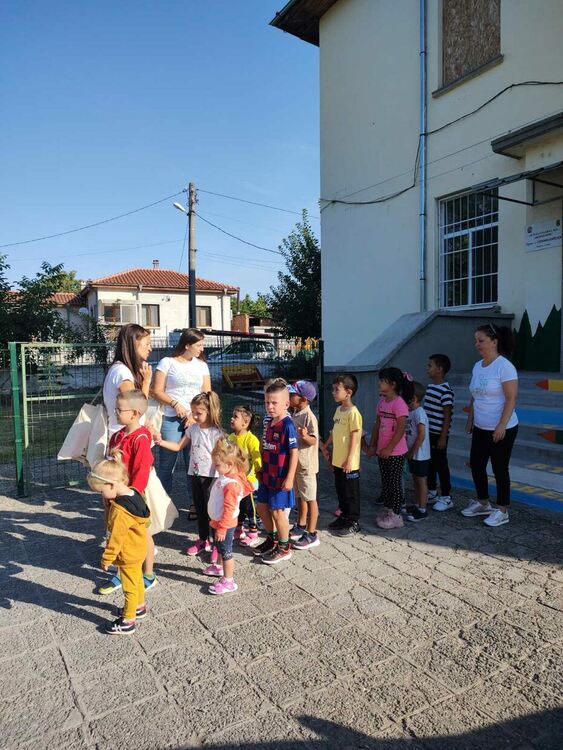 Деца, родители и екоактивисти събраха над 10 чувала с отпадъци