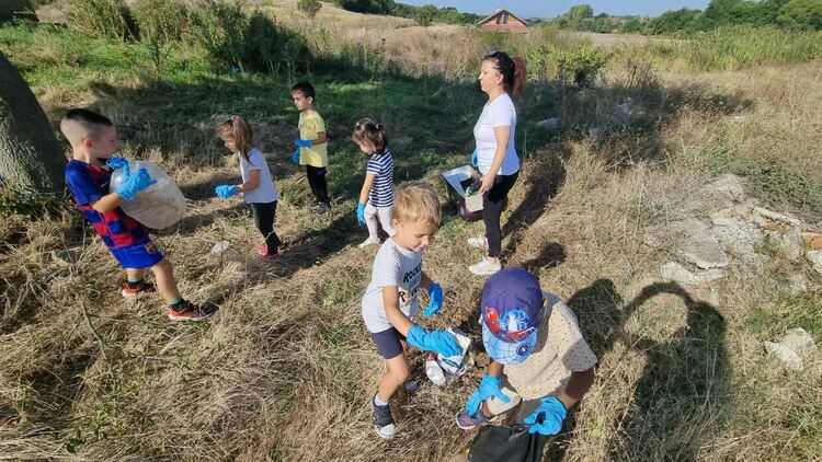 Деца, родители и екоактивисти събраха над 10 чувала с отпадъци