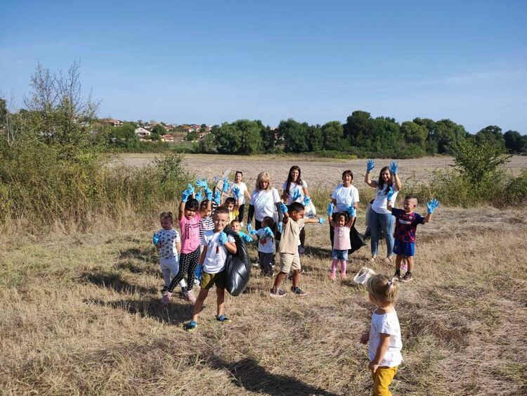 Деца, родители и екоактивисти събраха над 10 чувала с отпадъци