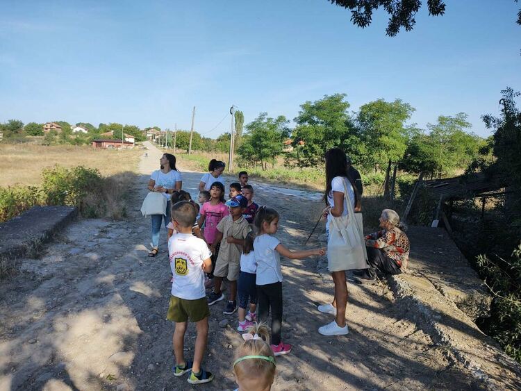 Деца, родители и екоактивисти събраха над 10 чувала с отпадъци