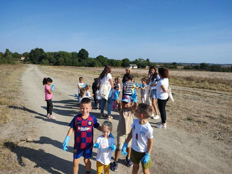 Деца, родители и екоактивисти събраха над 10 чувала с отпадъци