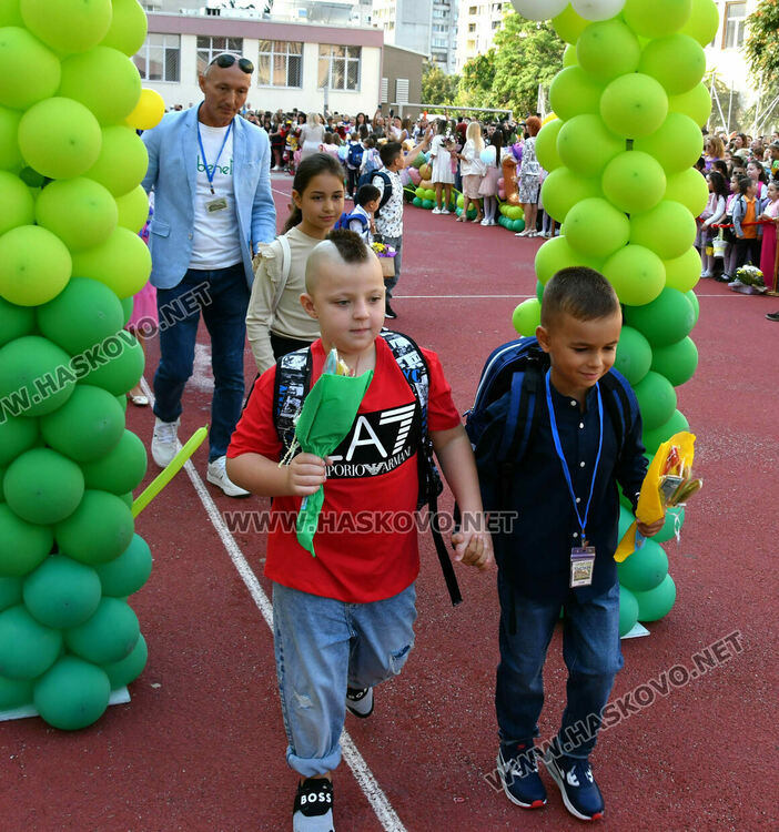 Шест паралелки първокласници посрещнаха в училище „Св. Иван Рилски“