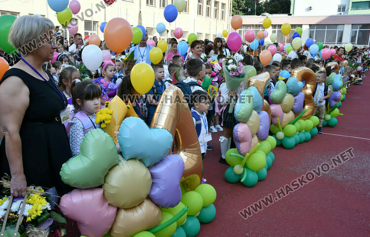 Шест паралелки първокласници посрещнаха в училище „Св. Иван Рилски“