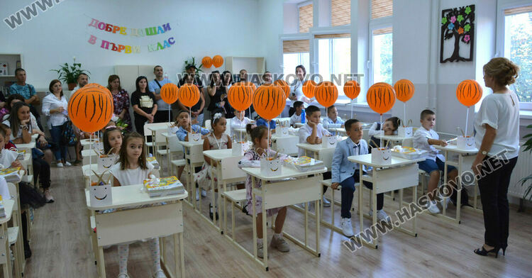 Тържествено откриха учебната година във „Васил Левски“ със 760 ученици