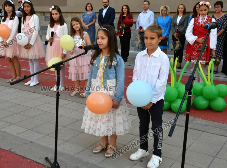 Шест паралелки първокласници посрещнаха в училище „Св. Иван Рилски“