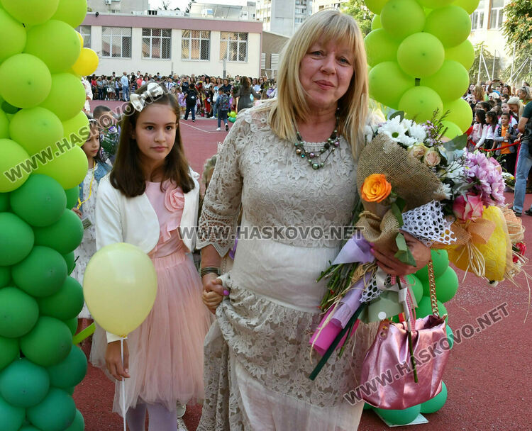 Шест паралелки първокласници посрещнаха в училище „Св. Иван Рилски“