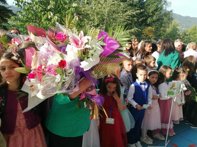 ЧЕСТИТ ПЪРВИ УЧЕБЕН ДЕН! /галерия/