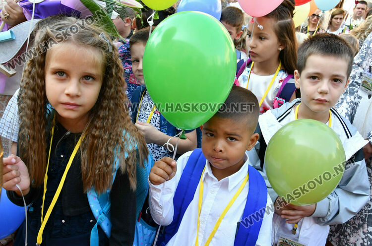 Шест паралелки първокласници посрещнаха в училище „Св. Иван Рилски“