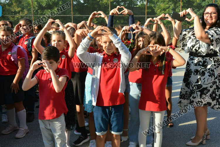 Тържествено откриха учебната година във „Васил Левски“ със 760 ученици