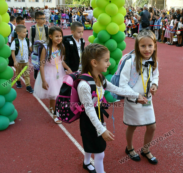Шест паралелки първокласници посрещнаха в училище „Св. Иван Рилски“