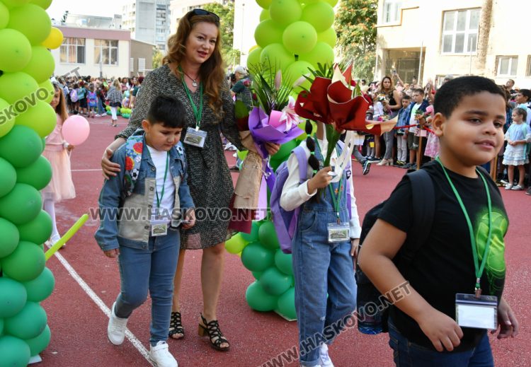 Шест паралелки първокласници посрещнаха в училище „Св. Иван Рилски“