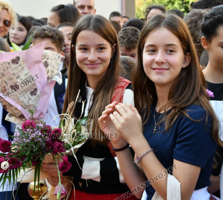 Шест паралелки първокласници посрещнаха в училище „Св. Иван Рилски“