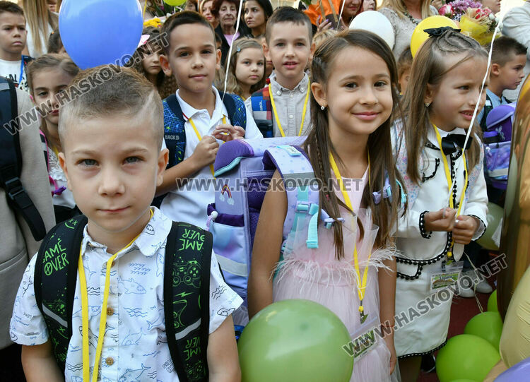 Шест паралелки първокласници посрещнаха в училище „Св. Иван Рилски“