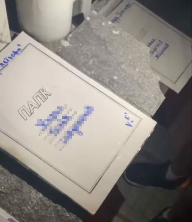 Жалба до полицията за портфолиа с лични данни, озовали се на оградата на „Шандор Петьофи“