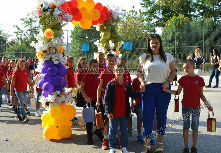 Тържествено откриха учебната година във „Васил Левски“ със 760 ученици