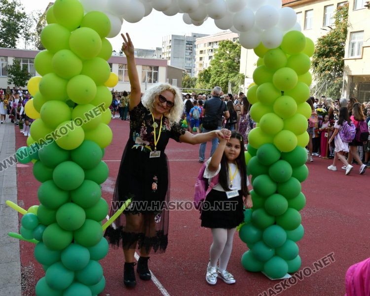 Шест паралелки първокласници посрещнаха в училище „Св. Иван Рилски“