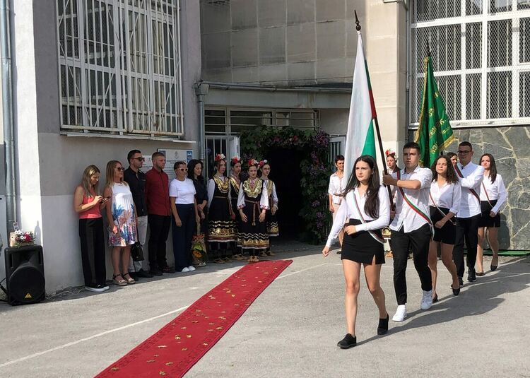 ЧЕСТИТ ПЪРВИ УЧЕБЕН ДЕН! /галерия/